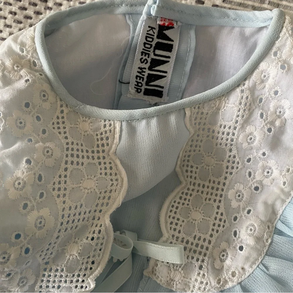 Cutest blue dress w/ lace and floral embroidery - Picture 4 of 4